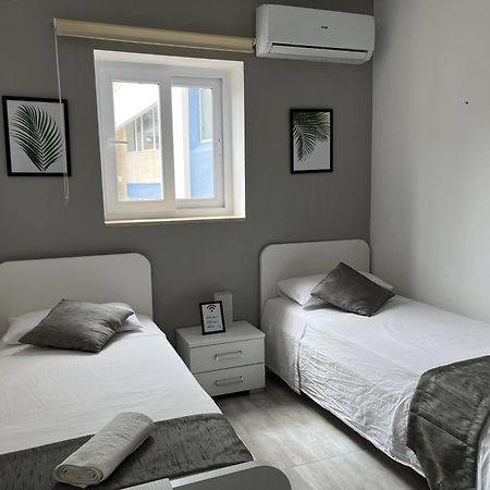 F4 Room 3, Private Room Two Single Beds Shared Bathroom Msida Buitenkant foto