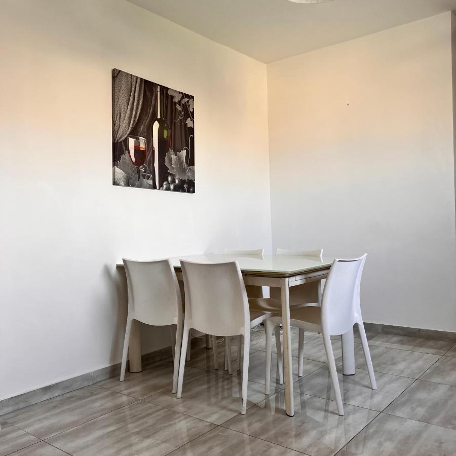 F4 Room 3, Private Room Two Single Beds Shared Bathroom Msida Buitenkant foto